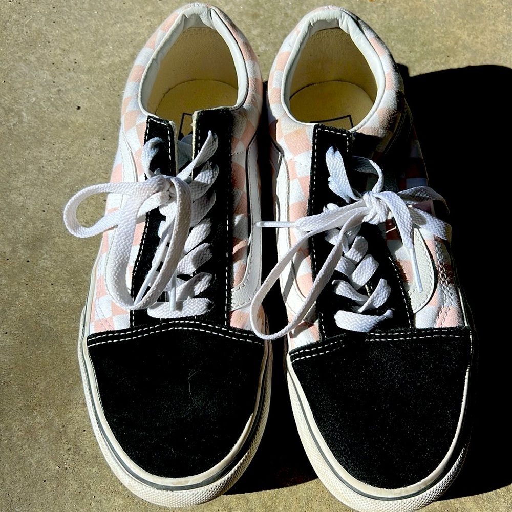 Universal vans suede toe suede heel is black